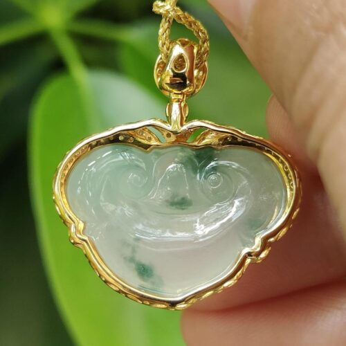 une main tenant un collier