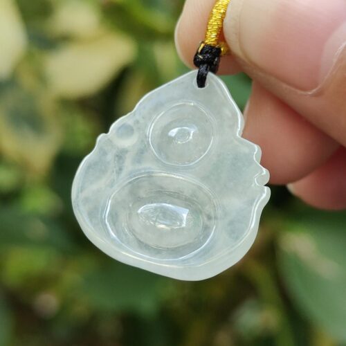 une main tenant un collier