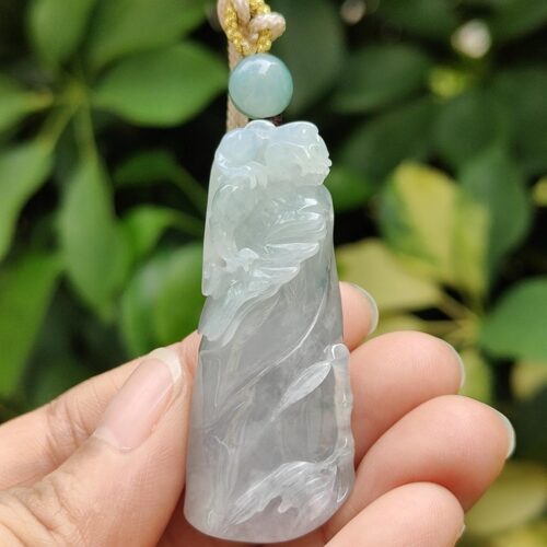 一只手握着玉坠