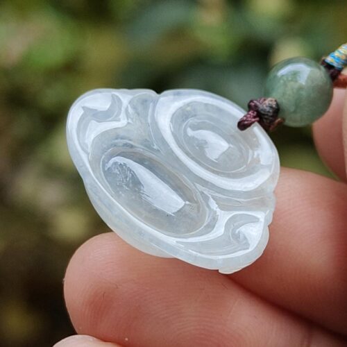 옥목걸이를 쥔 손