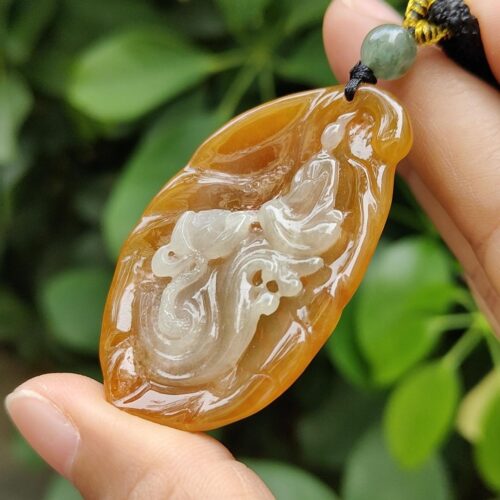 una mano sosteniendo un collar