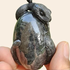 tangan memegang loket batu