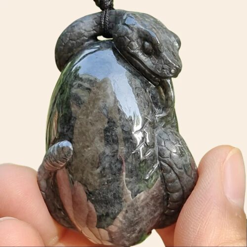 tangan memegang loket batu