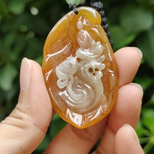 una mano sosteniendo un collar