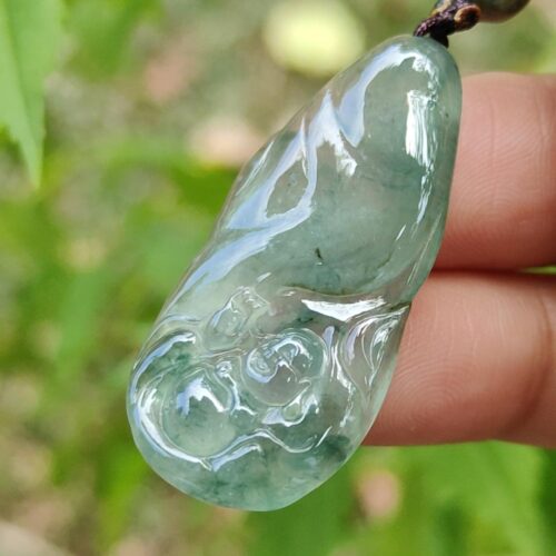 tangan memegang kalung