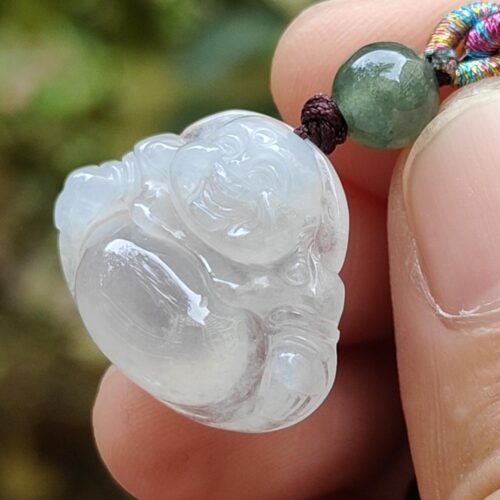 옥 펜던트를 쥔 손