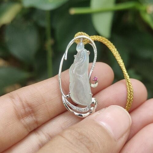 une main tenant un collier