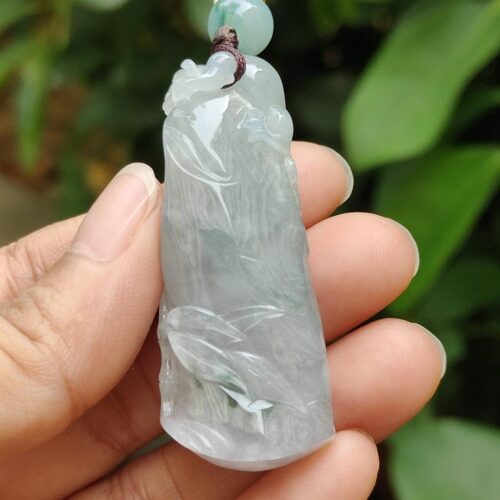 一只手握着玉坠