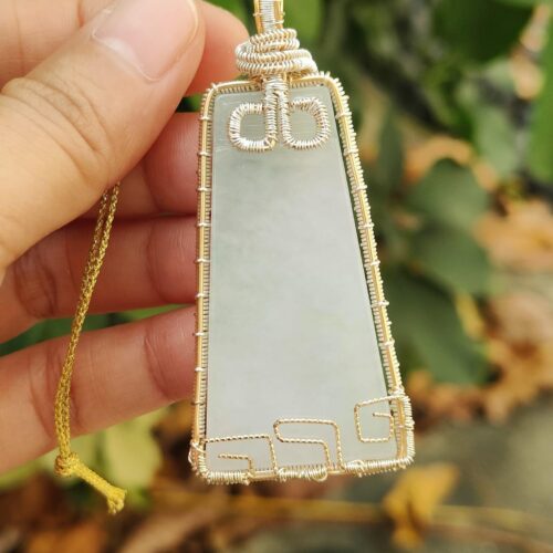 une main tenant un collier