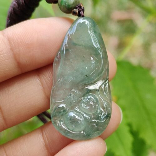 tangan memegang kalung