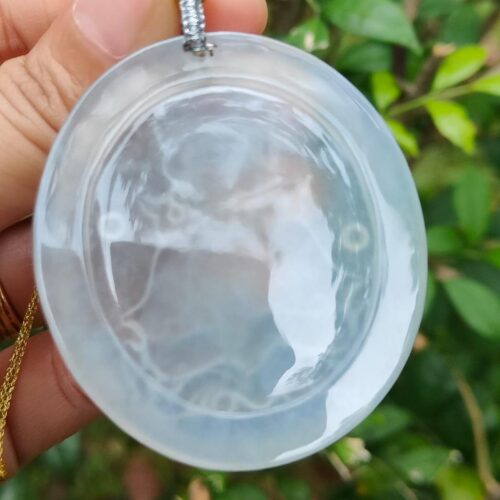 una mano sosteniendo un collar