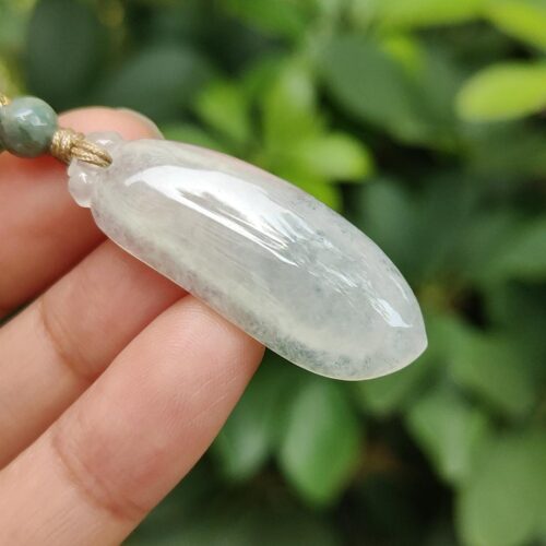 கழுத்தணியை வைத்திருக்கும் ஒரு கை