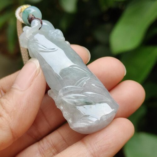 一只手握着玉坠