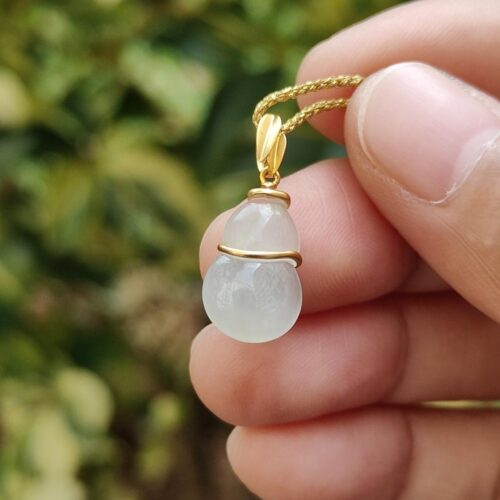 una mano sosteniendo un collar