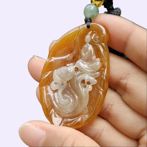 una mano sosteniendo un collar