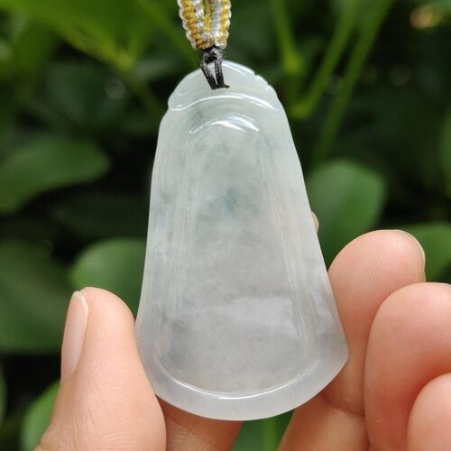 une main tenant un collier