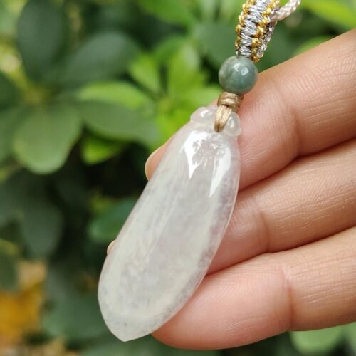 கழுத்தணியை வைத்திருக்கும் ஒரு கை