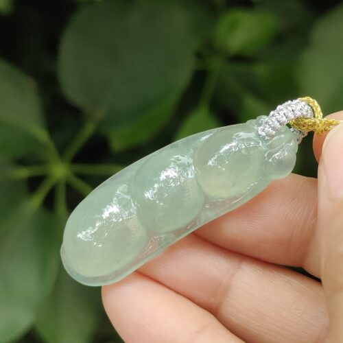 கழுத்தணியை வைத்திருக்கும் ஒரு கை