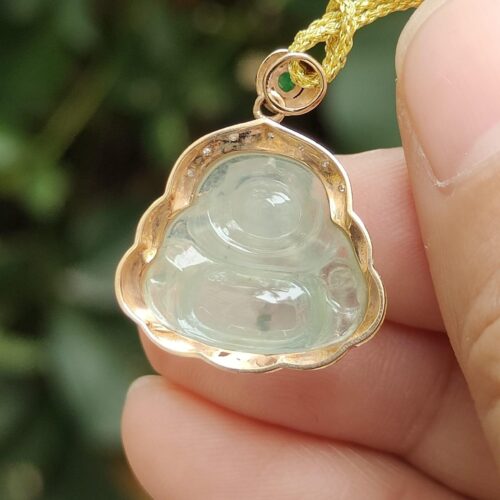 a hand holding a gold necklace