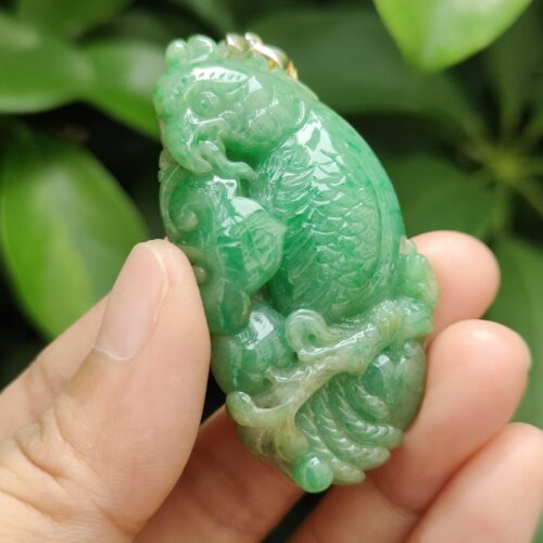 翡翠のペンダントを持つ手