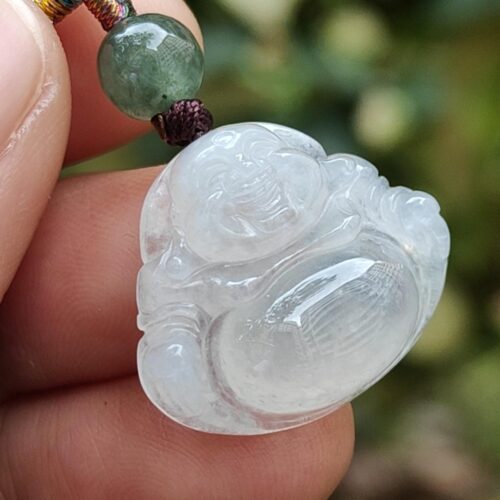 옥 펜던트를 쥔 손