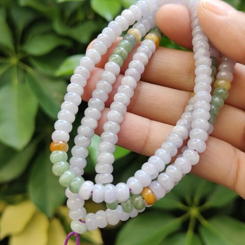 tangan memegang seutas manik