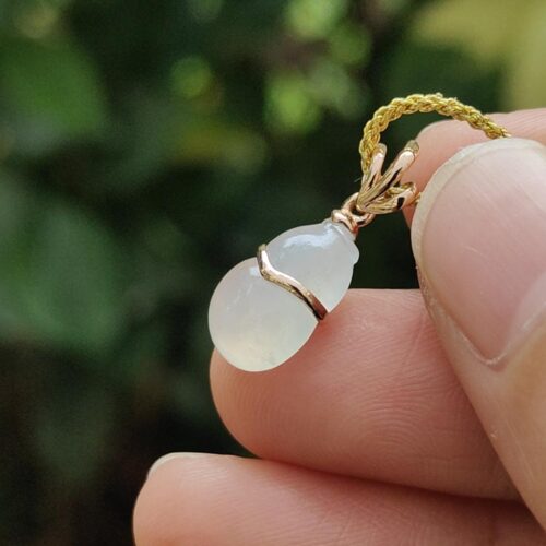 uma pessoa segurando um colar