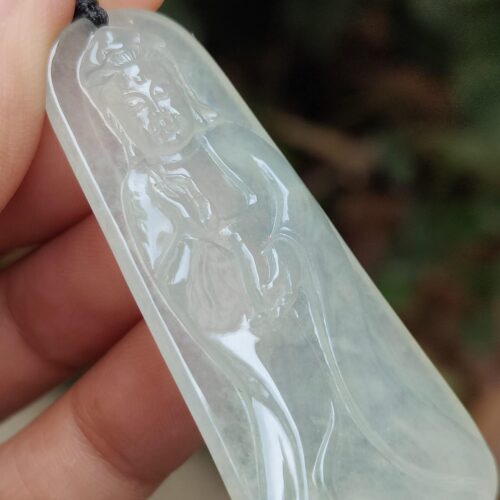 옥 펜던트를 쥔 손