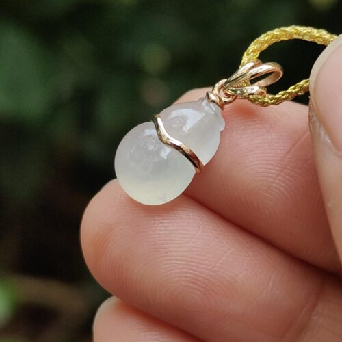 uma mão segurando um colar