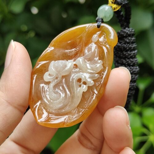 una mano sosteniendo un collar