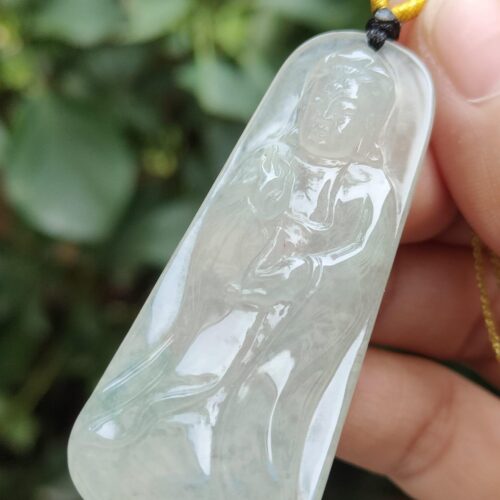 옥 펜던트를 쥔 손