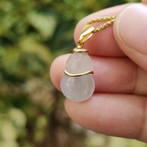 una mano sosteniendo un collar