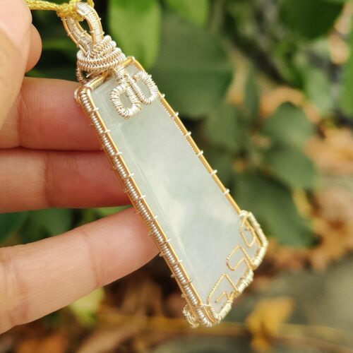 une main tenant un collier