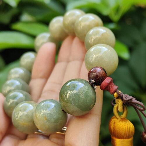 uma mão segurando uma pulseira