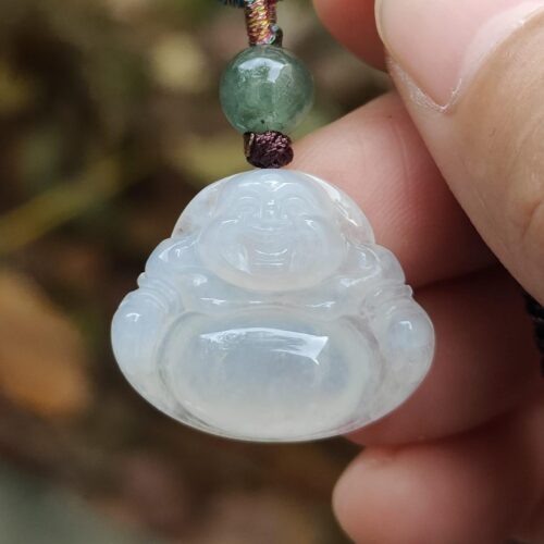 옥 펜던트를 쥔 손