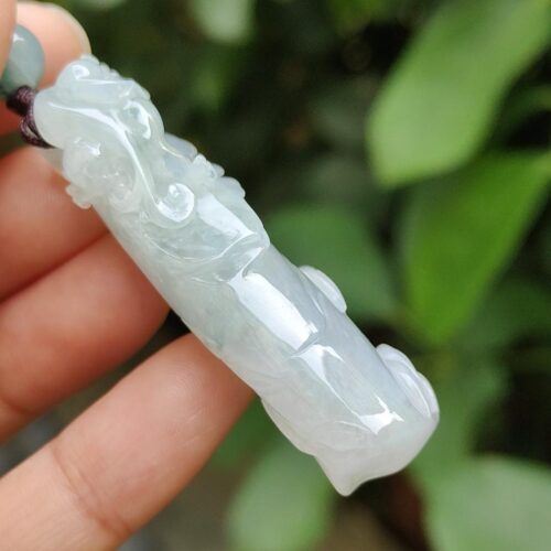 一只手握着玉坠