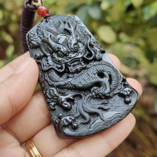 tangan memegang liontin