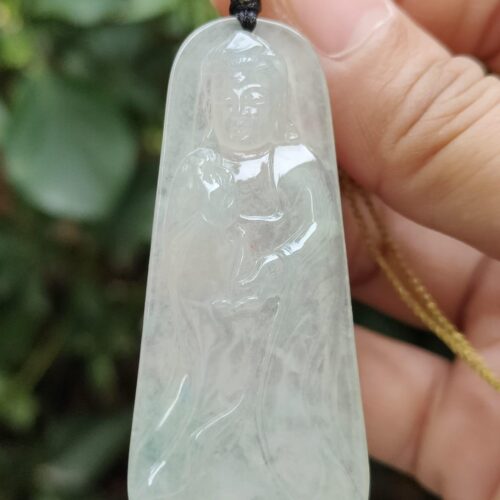 옥 펜던트를 쥔 손