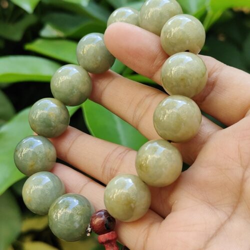 uma mão segurando uma pulseira