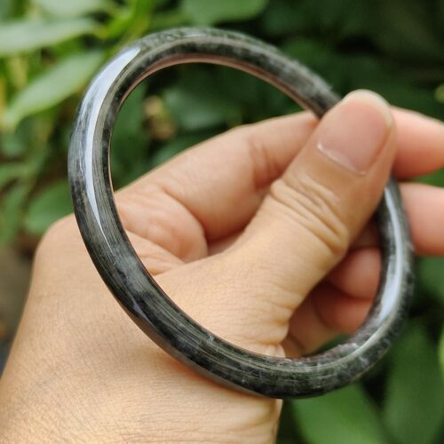 tangan memegang cincin