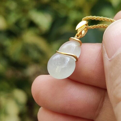 una mano sosteniendo un collar