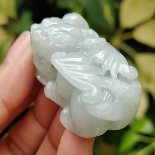 एक हाथ में जेड की मूर्ति पकड़े हुए