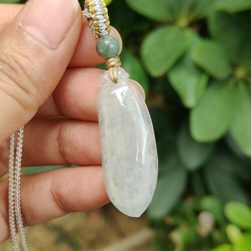 கழுத்தணியை வைத்திருக்கும் ஒரு கை