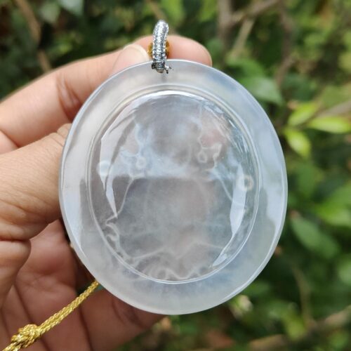 una mano sosteniendo un collar