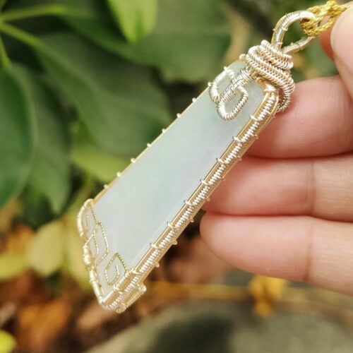 une main tenant un collier