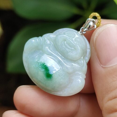 tangan memegang liontin giok