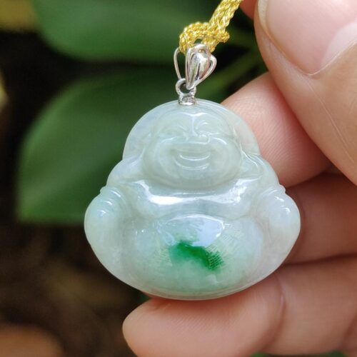 tangan memegang liontin giok