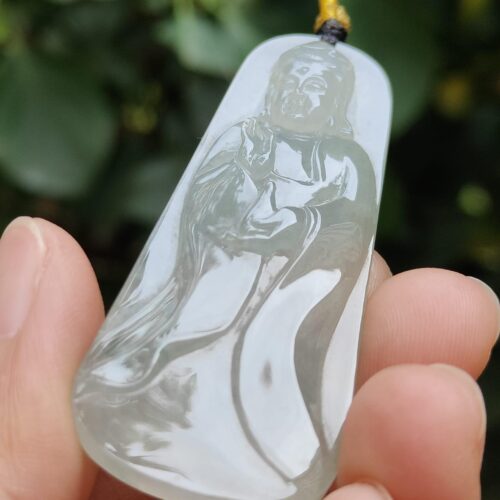 조각된 돌을 움켜쥐고 있는 손