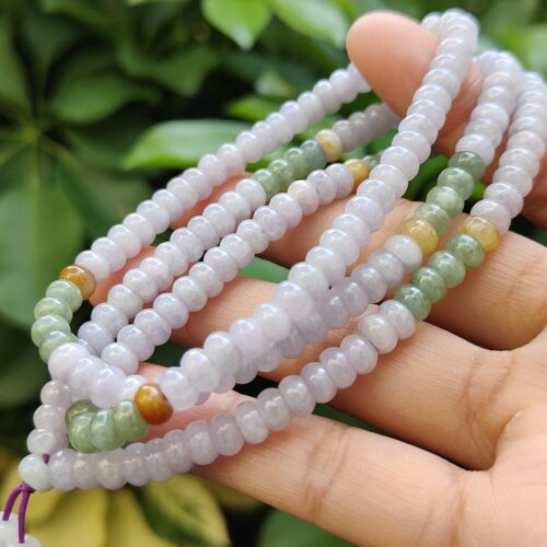 tangan memegang seutas manik