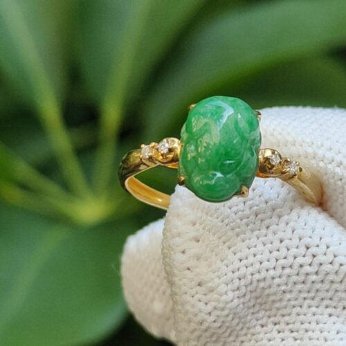 มือที่สวมถุงมือพร้อมแหวน